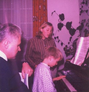 Leçon de piano avec la soeur et le père
